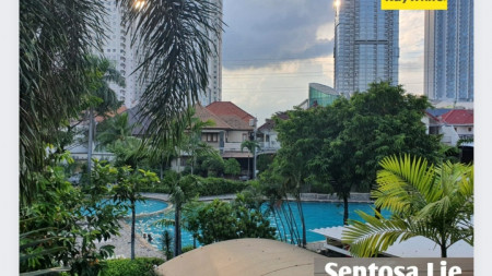 MURAH LT.300m2 Rumah Pakuwon Indah Surabaya - DEPAN Kolam Renang - Taman Asri - SHM