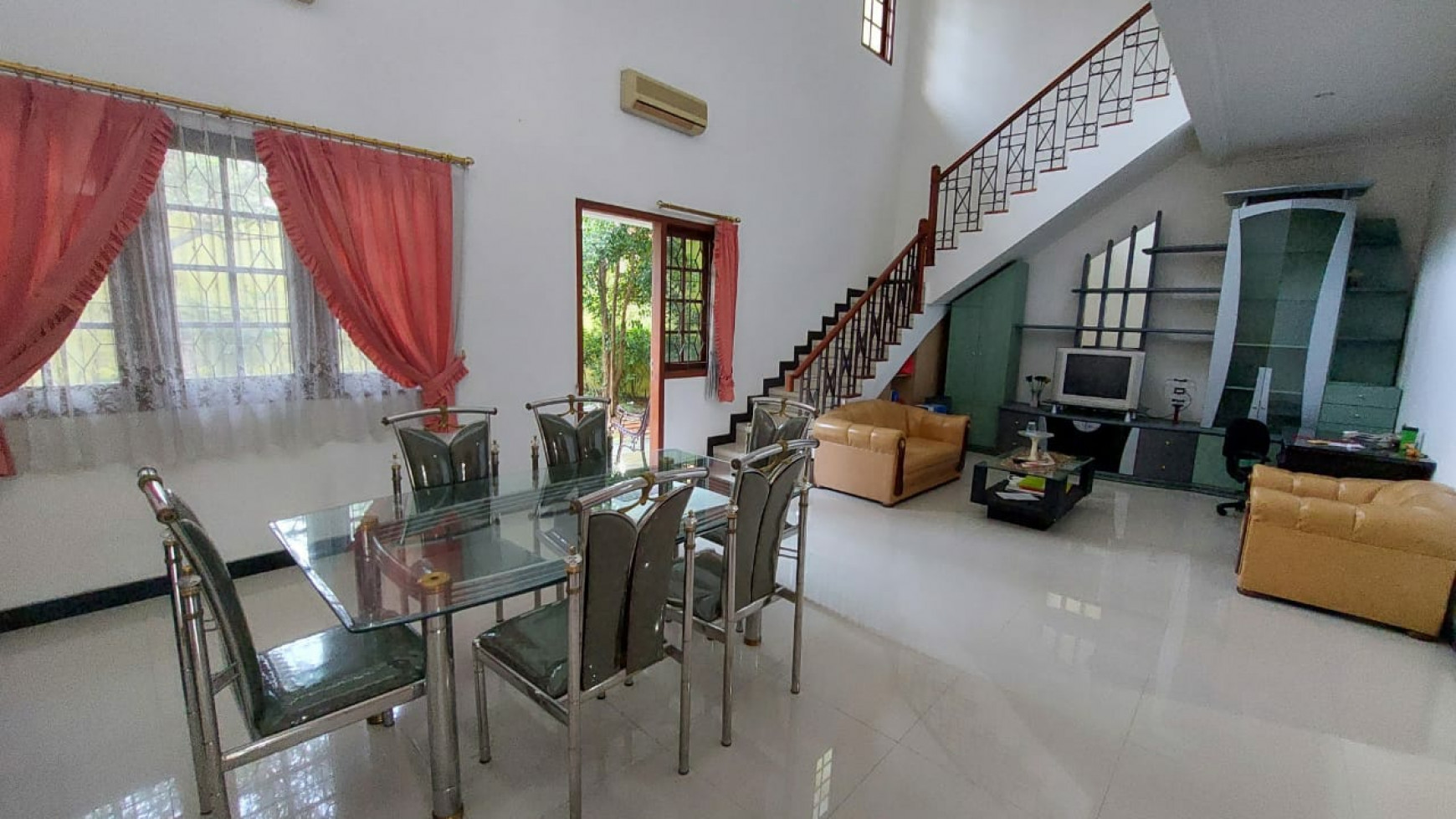 MURAH LT.300m2 Rumah Pakuwon Indah Surabaya - DEPAN Kolam Renang - Taman Asri - SHM