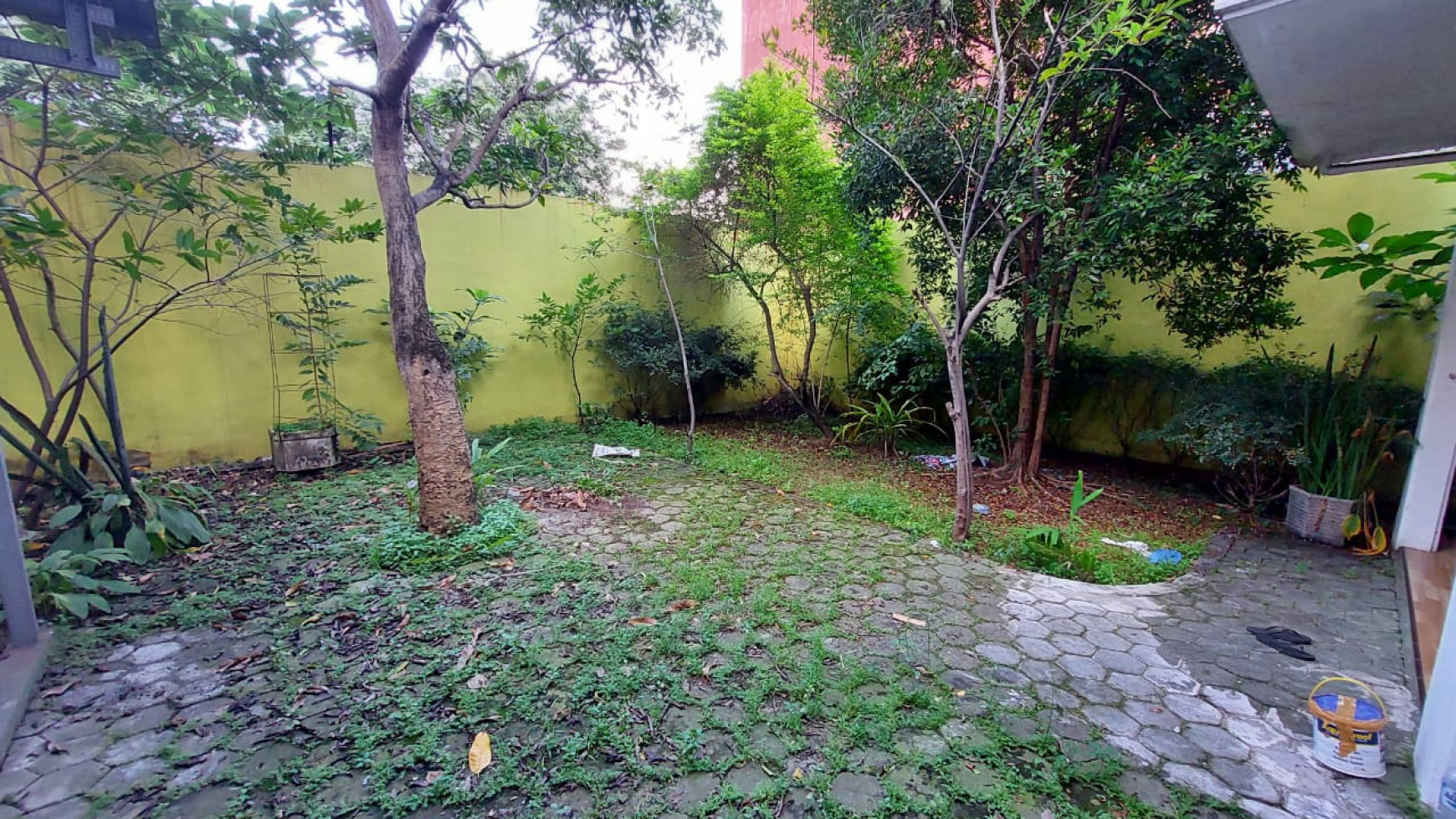 MURAH LT.300m2 Rumah Pakuwon Indah Surabaya - DEPAN Kolam Renang - Taman Asri - SHM