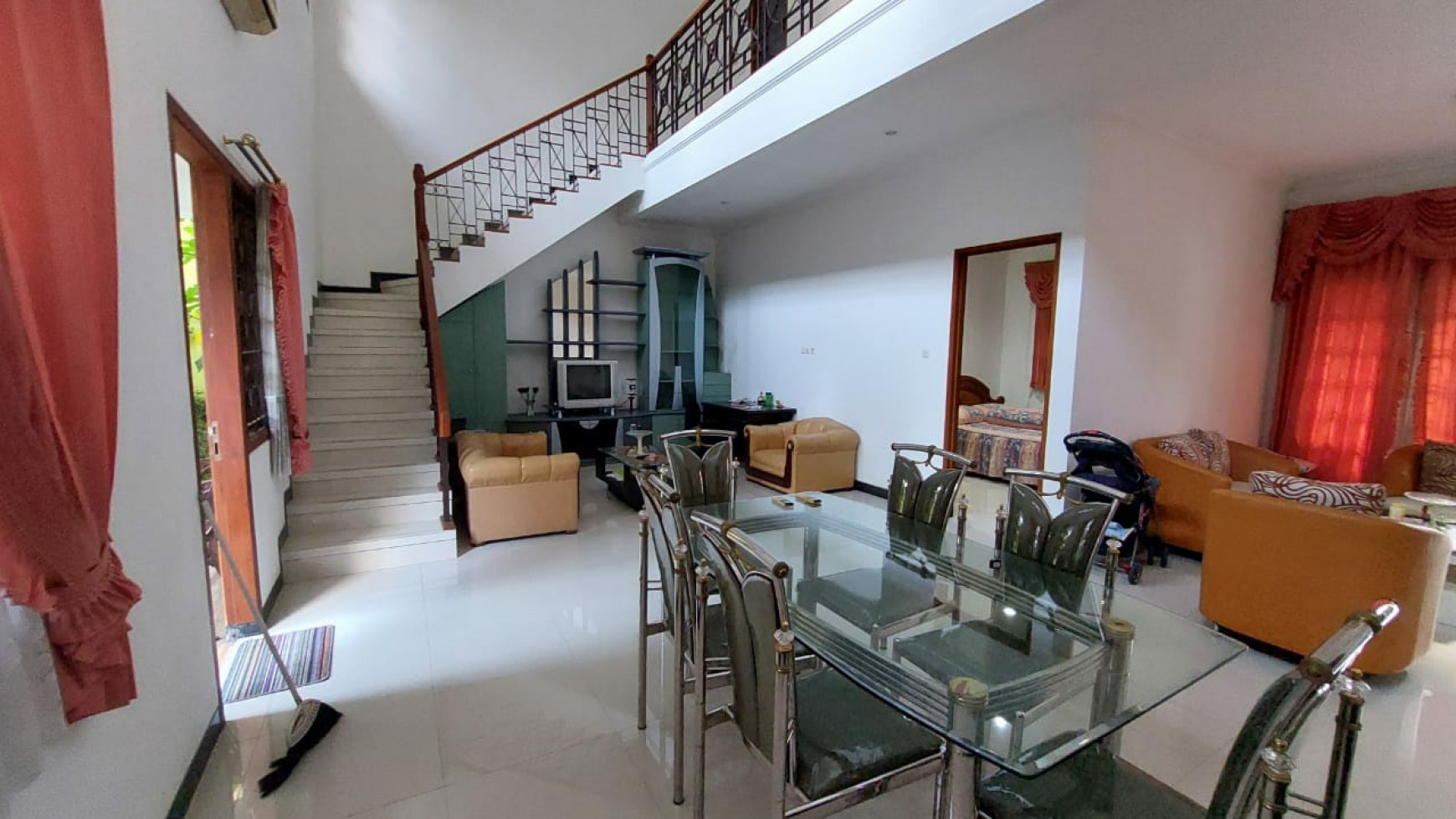 MURAH LT.300m2 Rumah Pakuwon Indah Surabaya - DEPAN Kolam Renang - Taman Asri - SHM