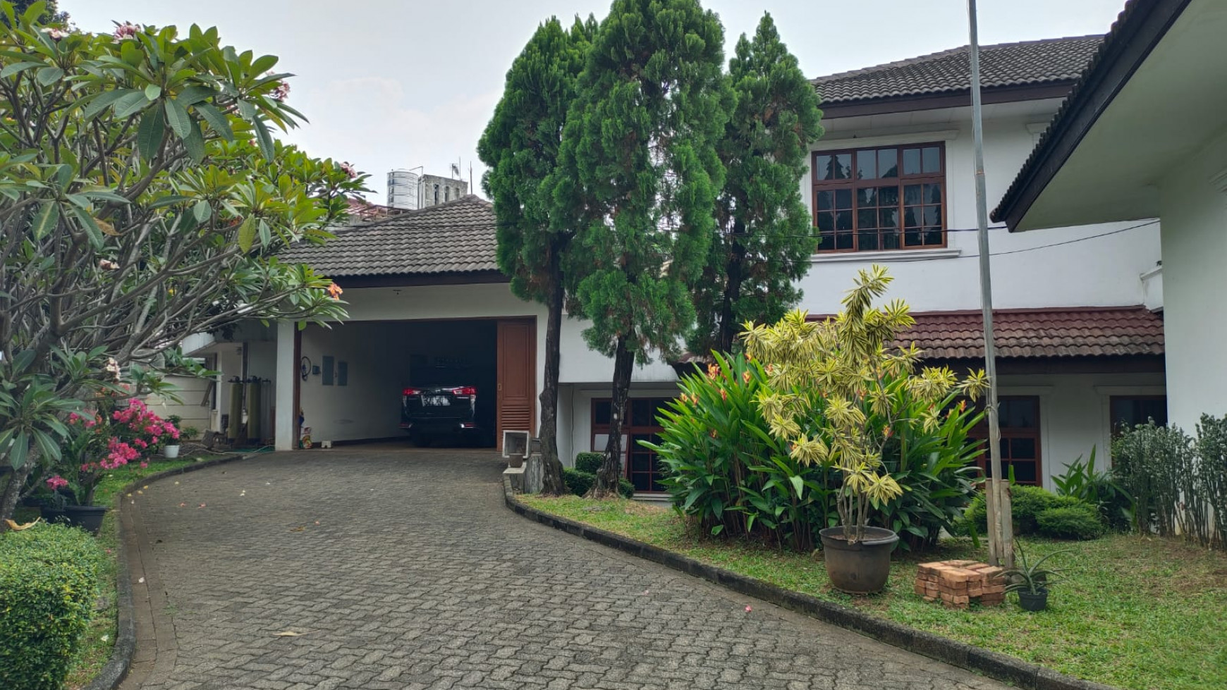 Rumah HOOK, MEWAH, dan Halaman Sangat Luas @Jl Rambutan, Cinere