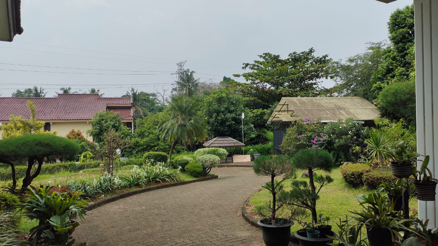 Rumah HOOK, MEWAH, dan Halaman Sangat Luas @Jl Rambutan, Cinere