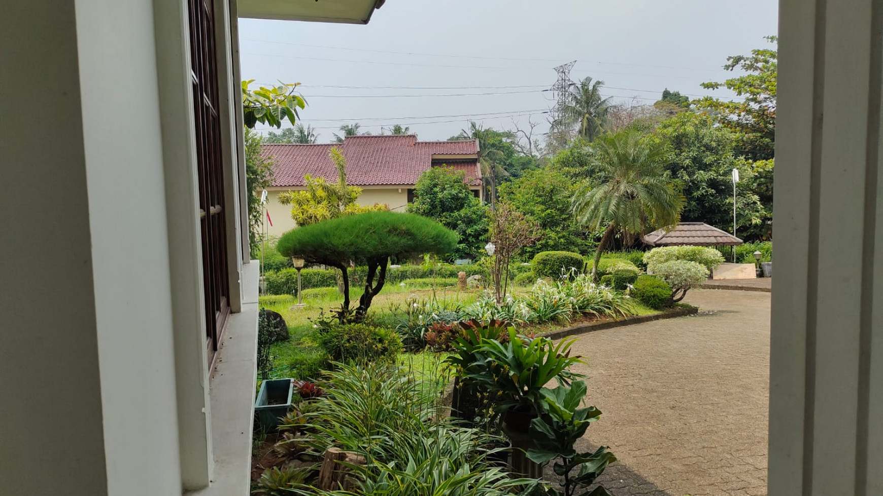 Rumah HOOK, MEWAH, dan Halaman Sangat Luas @Jl Rambutan, Cinere