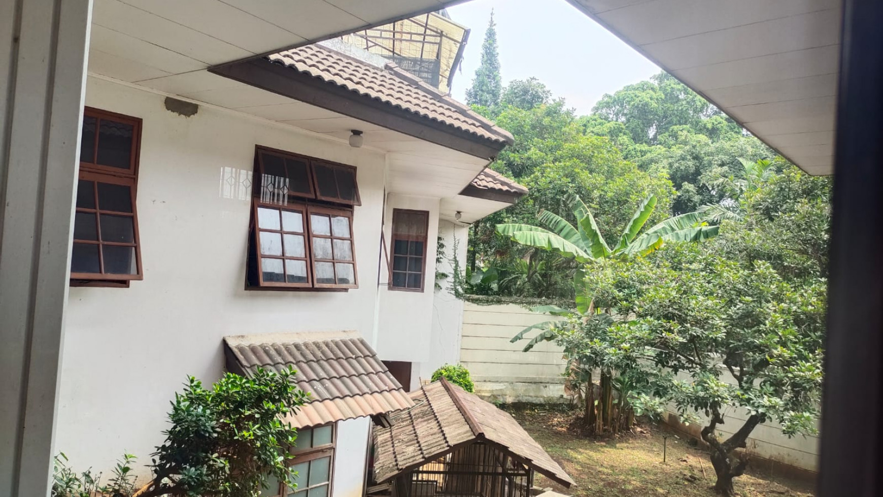 Rumah HOOK, MEWAH, dan Halaman Sangat Luas @Jl Rambutan, Cinere