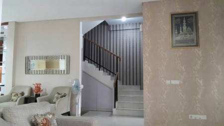 Dijual rumah strategis, berhadapan dengan Sekolah Al-Azhar dan Taman kota 1, siap huni