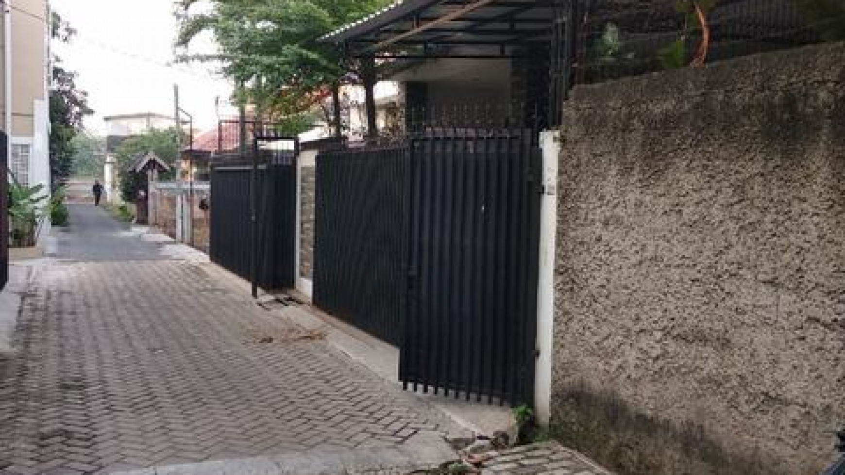 Dijual rumah strategis, murah, siap huni ada 4 unit AC dan sudah Hak Milik, Jl. Albayinah Bintaro Tangerang