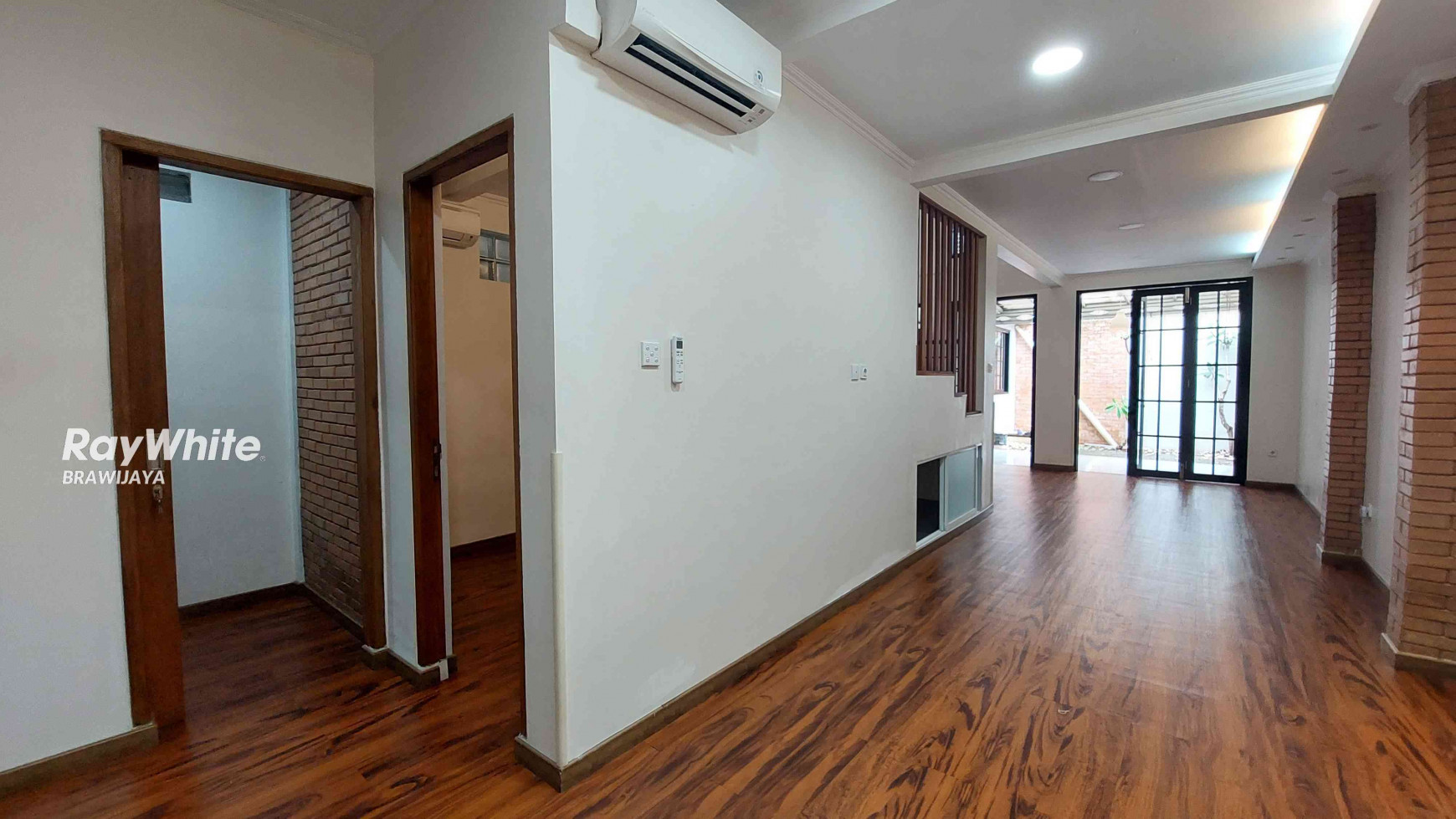 DISEWAKAN RUMAH DI TAMAN CILANDAK, JAKSEL, SEMI FURNISHED, 3 BR, SELANGKAH KE MRT FATMAWATI