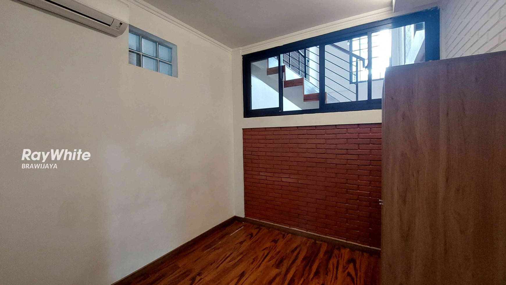 DISEWAKAN RUMAH DI TAMAN CILANDAK, JAKSEL, SEMI FURNISHED, 3 BR, SELANGKAH KE MRT FATMAWATI