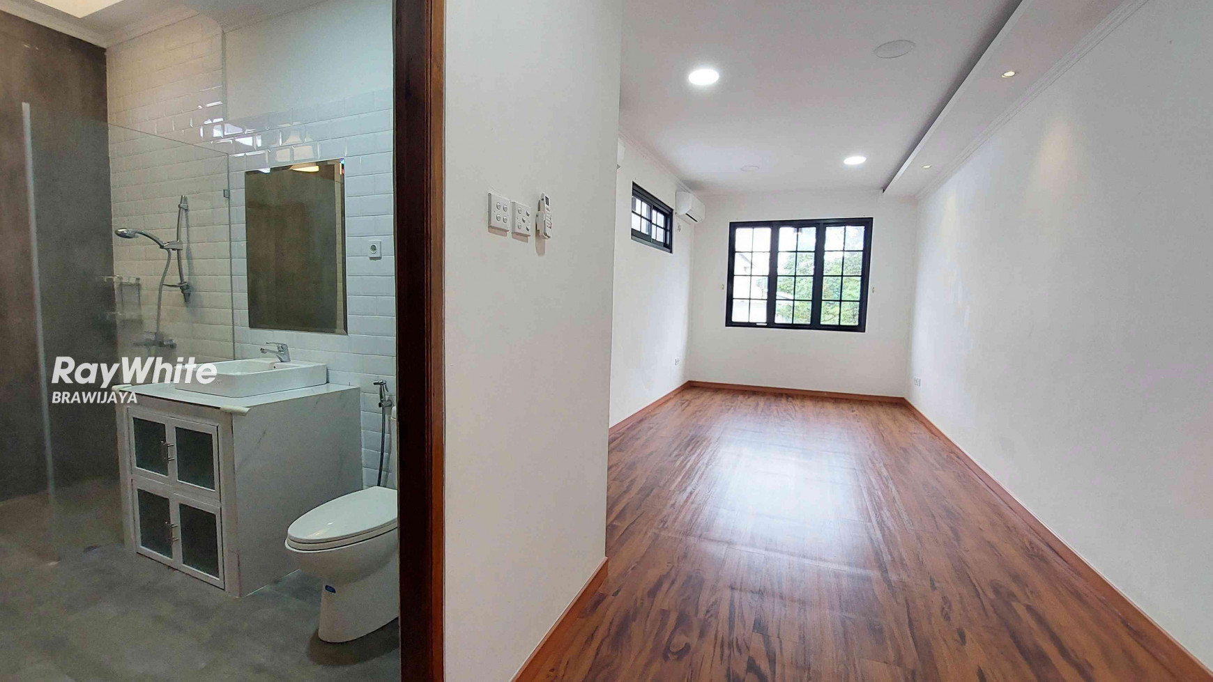 DISEWAKAN RUMAH DI TAMAN CILANDAK, JAKSEL, SEMI FURNISHED, 3 BR, SELANGKAH KE MRT FATMAWATI