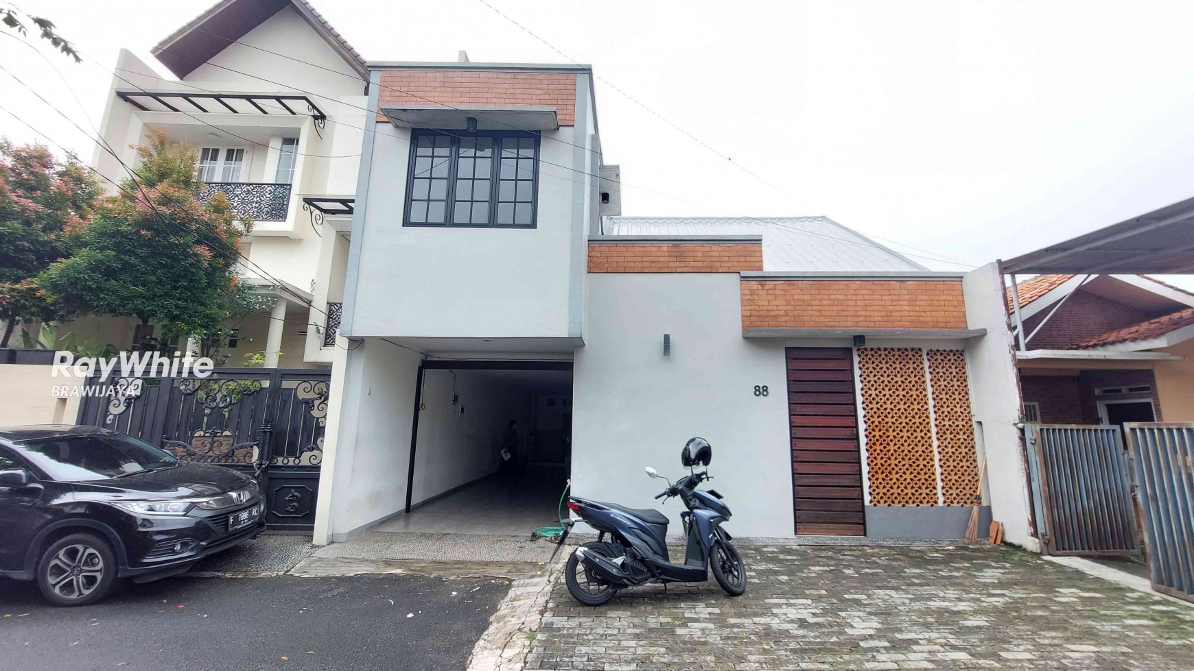 DISEWAKAN RUMAH DI TAMAN CILANDAK, JAKSEL, SEMI FURNISHED, 3 BR, SELANGKAH KE MRT FATMAWATI