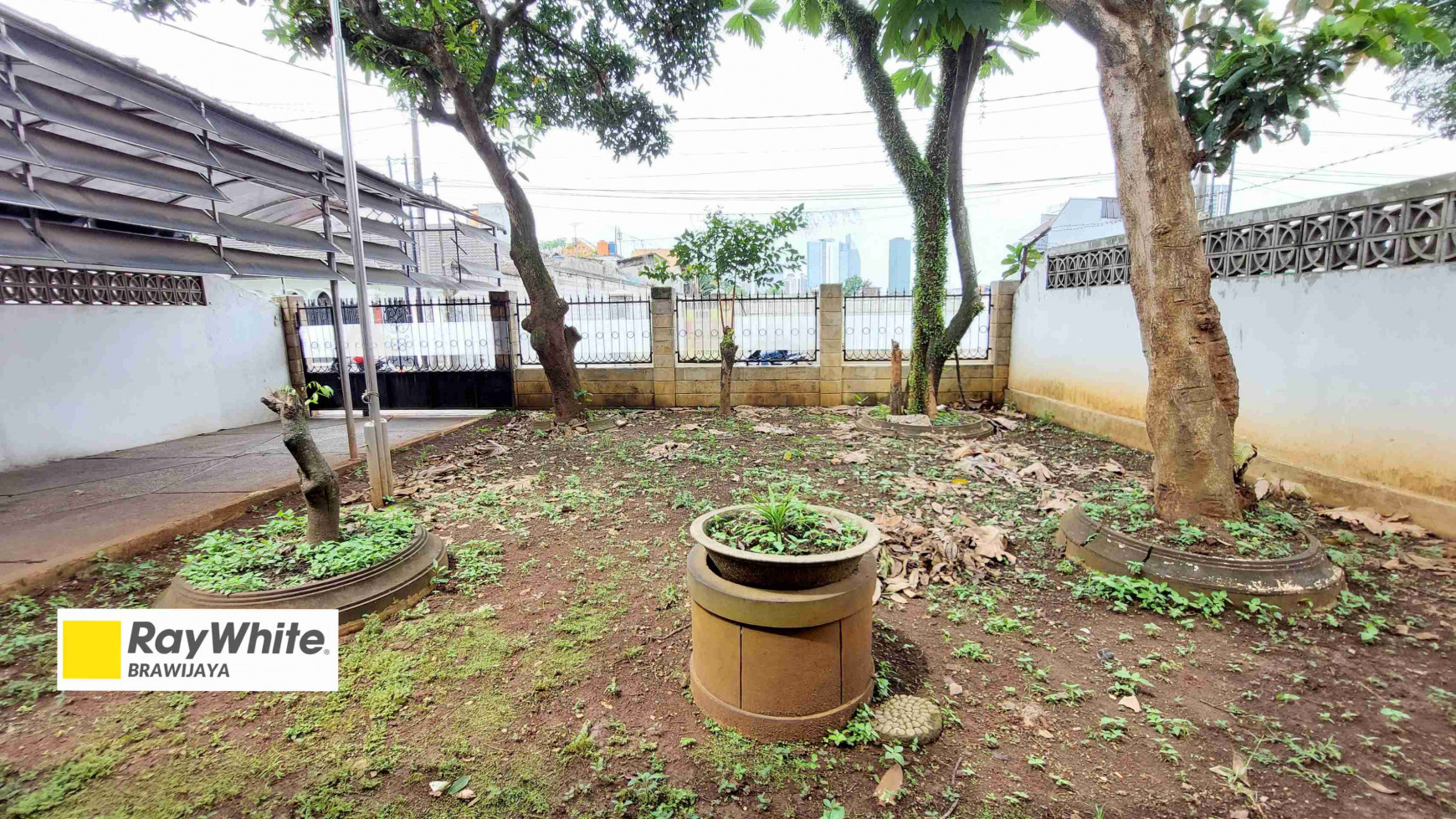 RUMAH DI CILANDAK, JAKARTA SELATAN, DEKAT AKSES TOL DESARI DAN JORR