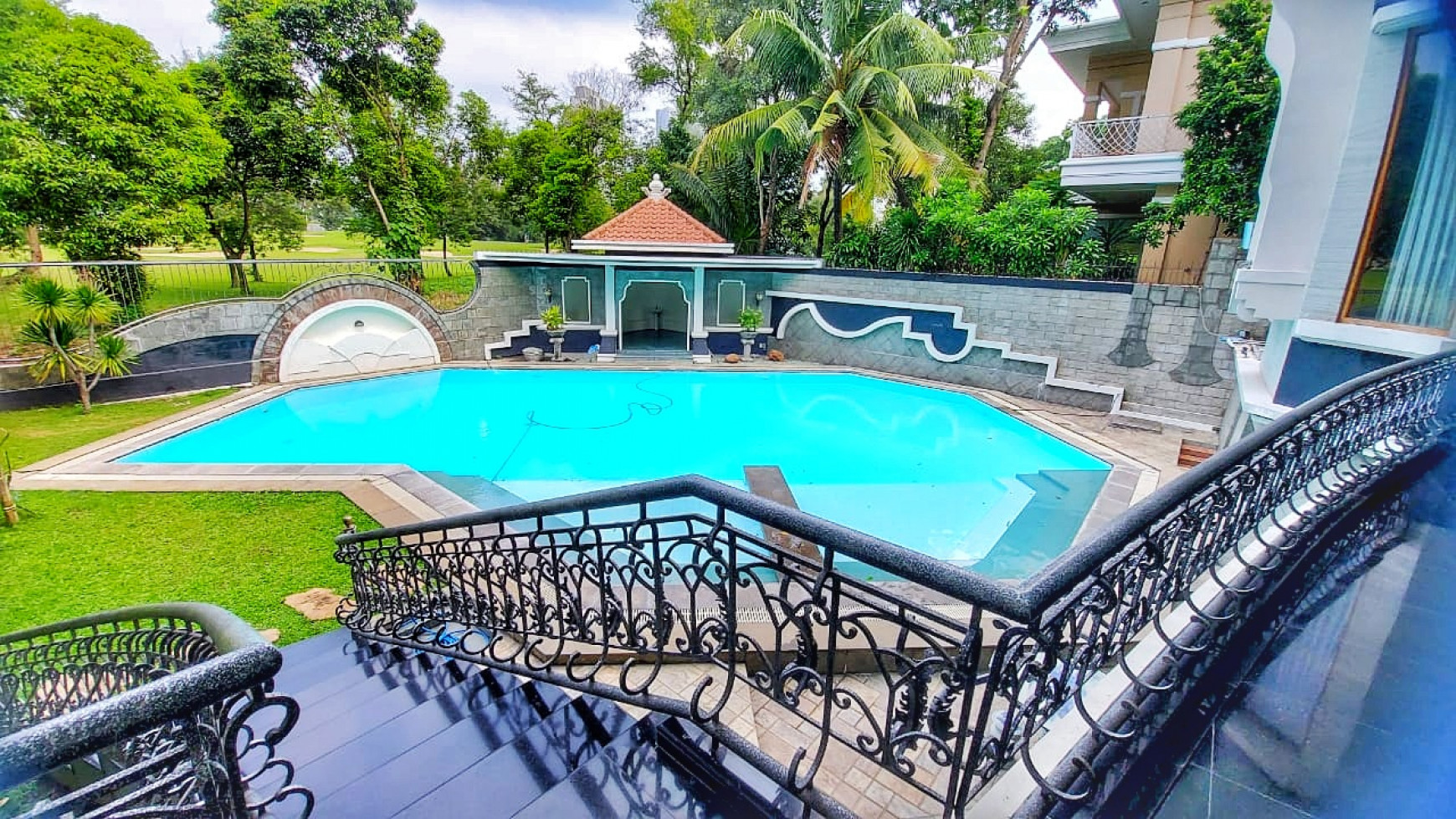 Private Pool, Golf View, Sauna, Jacuzzi, Rumah Sultan Mewah di Graha Famili