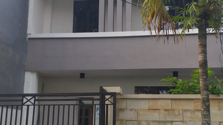 Rumah 1Man 2 lantai Babatan Pratama Wiyung 