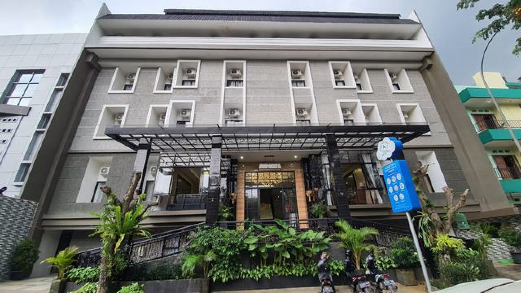 dijual harga bagus rumah dijadikan hotel di anggrek loka bsd city ada 24 kamar