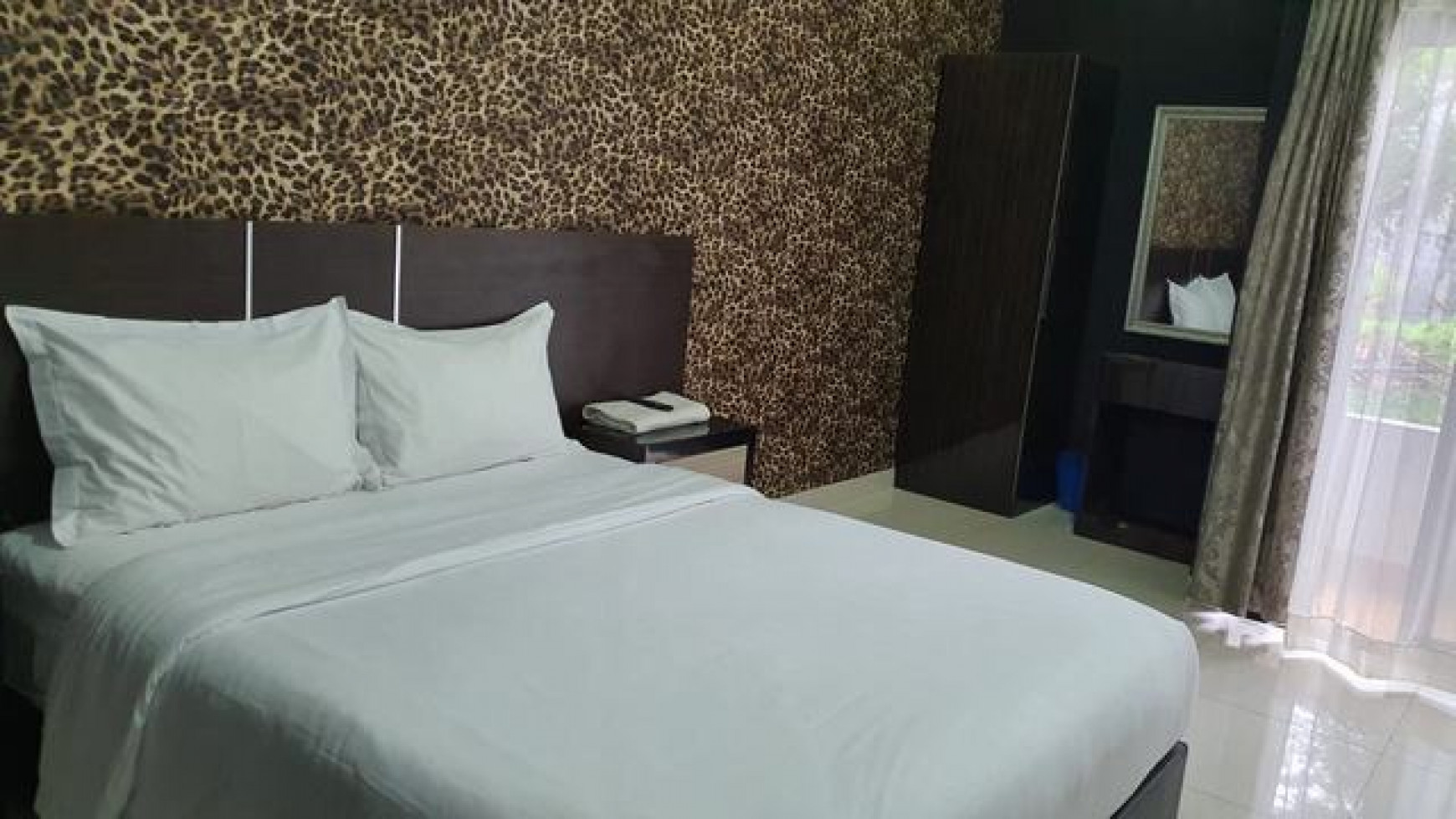 dijual harga bagus rumah dijadikan hotel di anggrek loka bsd city ada 24 kamar