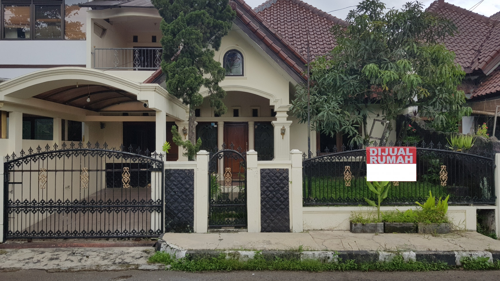 Rumah 2 Lantai Dalam Perumahan Elite di Antapani