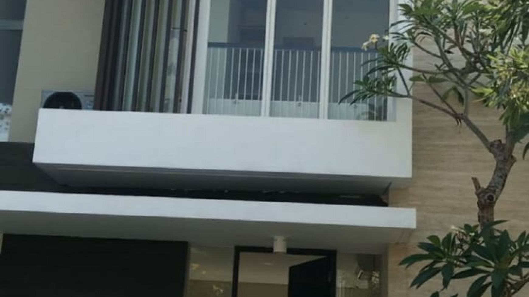 2 Man Rumah Pelican Hill Citraland Surabaya - SEMI Furnished Cantik Modern - Siap Huni