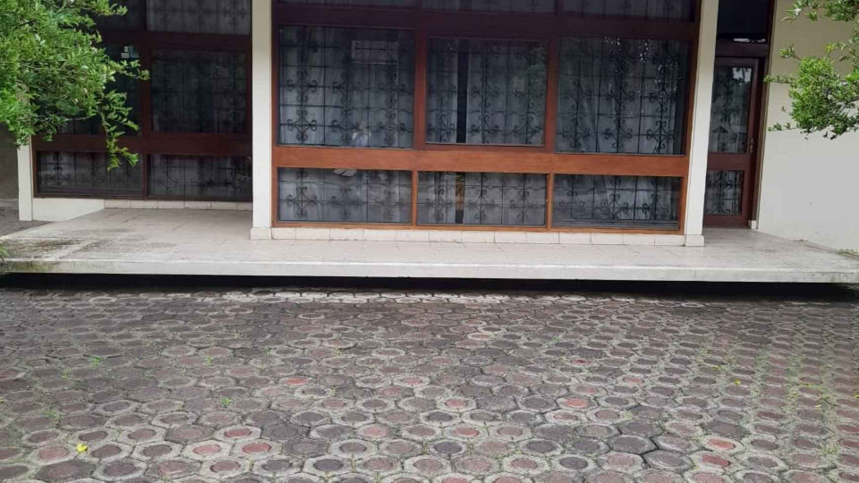 Rumah Siap Huni dengan Halaman Luas @Geger Kalong, Bandung