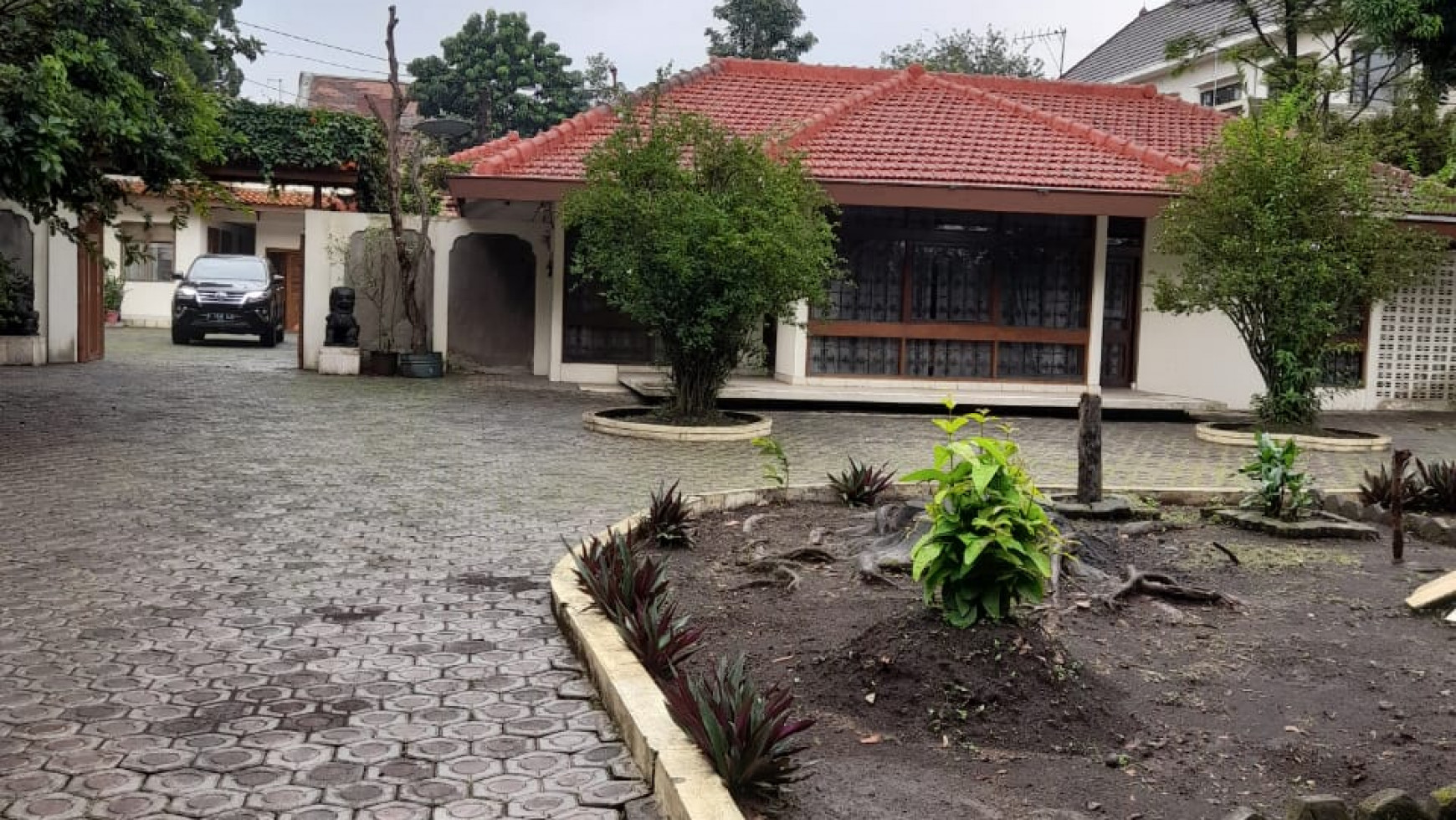 Rumah Siap Huni dengan Halaman Luas @Geger Kalong, Bandung