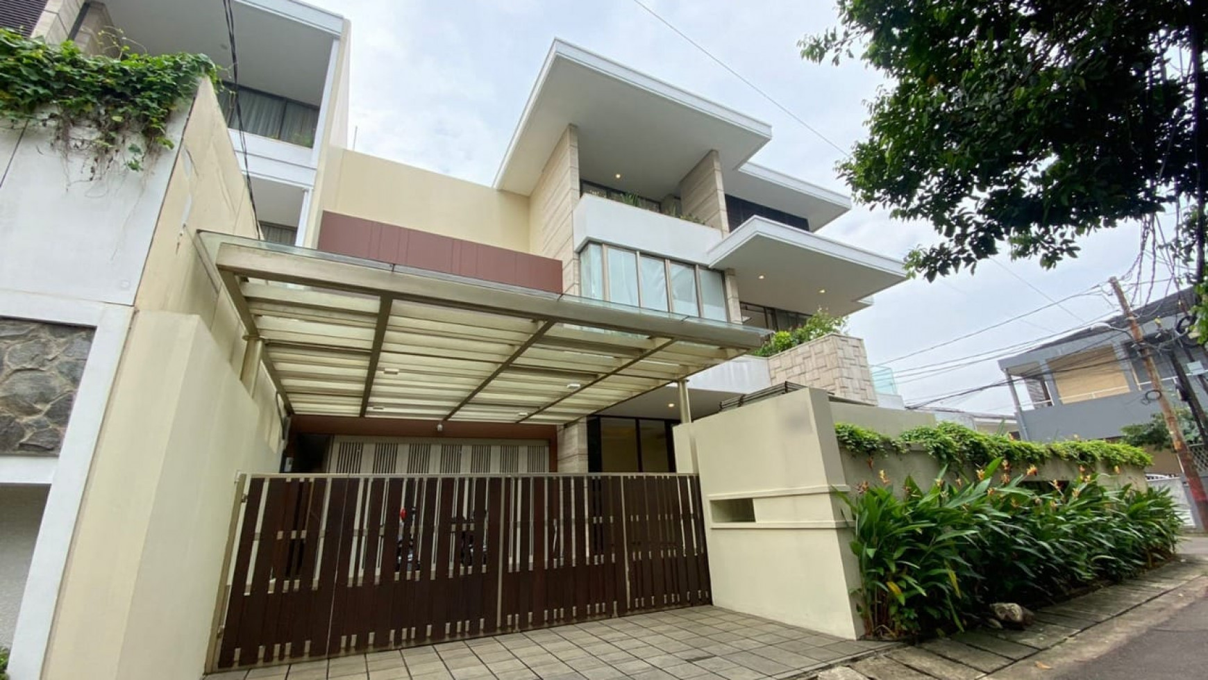 Rumah Mewah Siap Huni Modern Tropical Style Lengkap Dengan Lift di Lebak Bulus