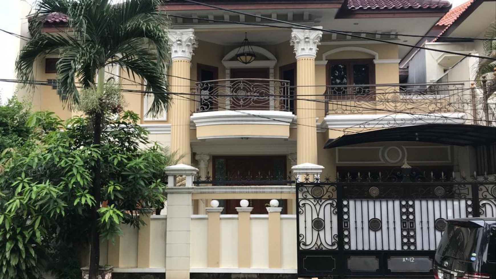 Rumah Mewah Dengan Taman di Lebak Bulus