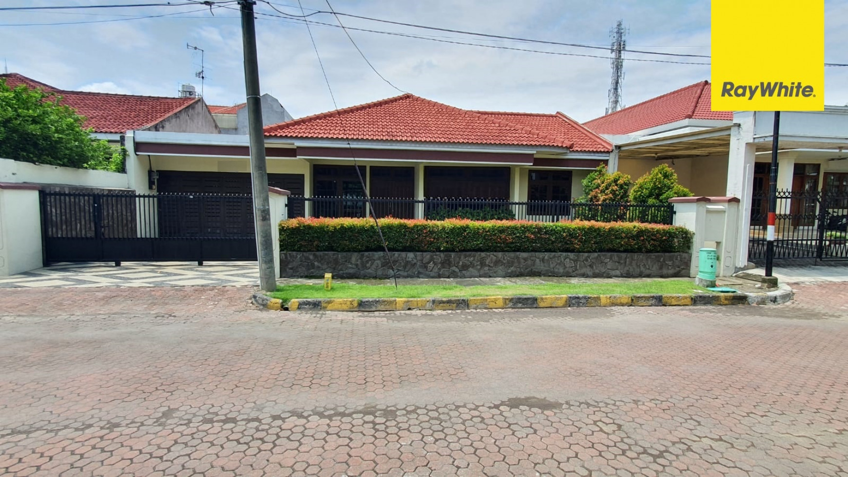 Rumah di Darmo Harapan Utara, Surabaya Barat