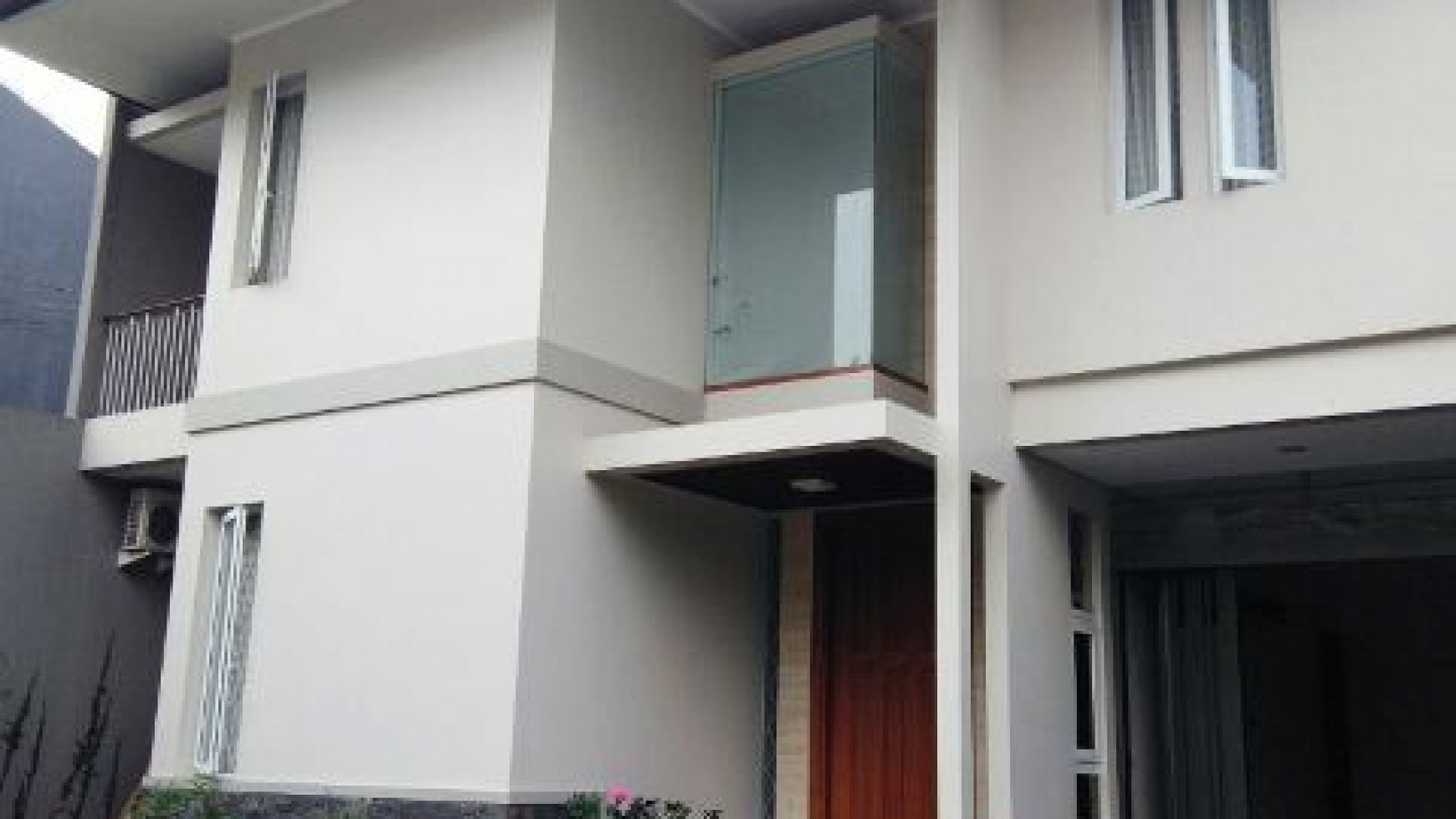 JARANG ADA LOKASI FAVORITE! MILIKI SEGERA Rumah Cantik Modern 2 Lantai di Kompleks Setrasari, Bandung!