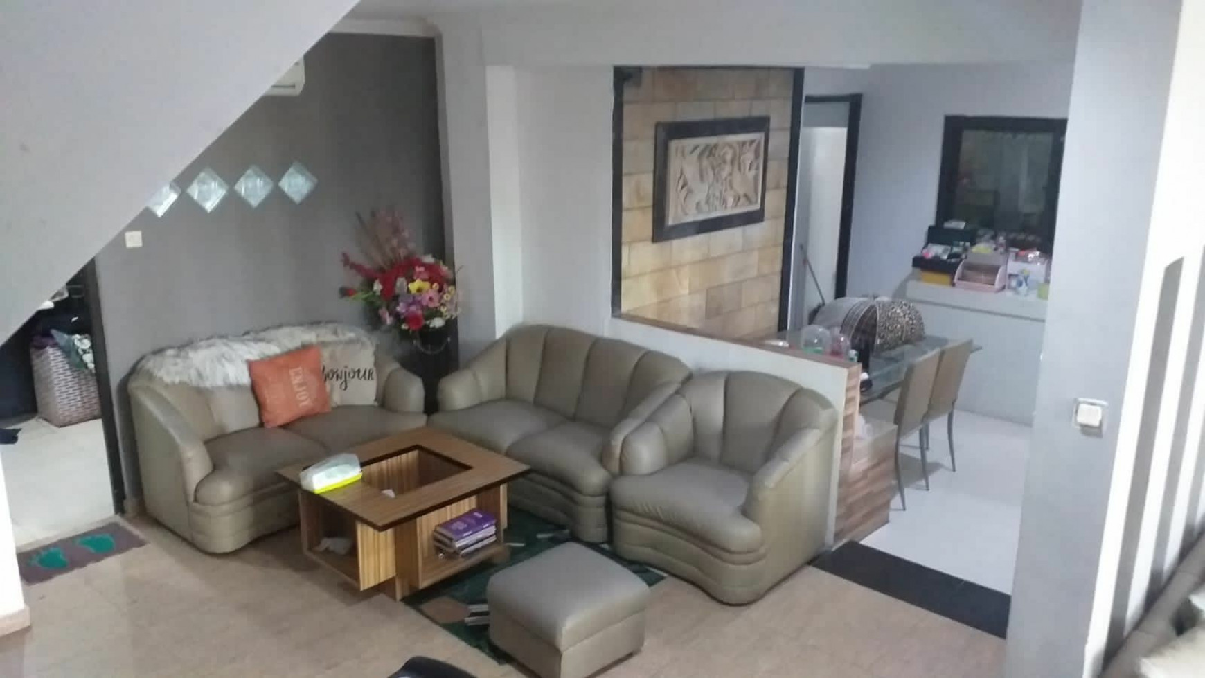 Cantik Rumah Babatan Pratama Wiyung Surabaya - 3Lantai Modern SEMI Furnished - Fresh Siap Huni