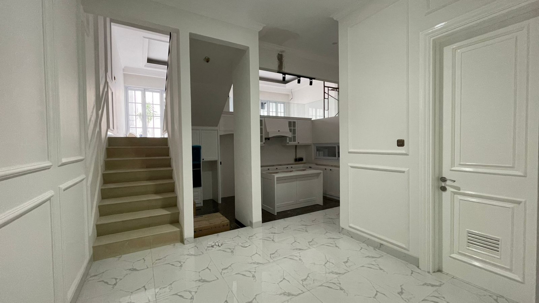 Rumah MEWAH Siap Huni dan Hunian Nyaman @Kebayoran Village