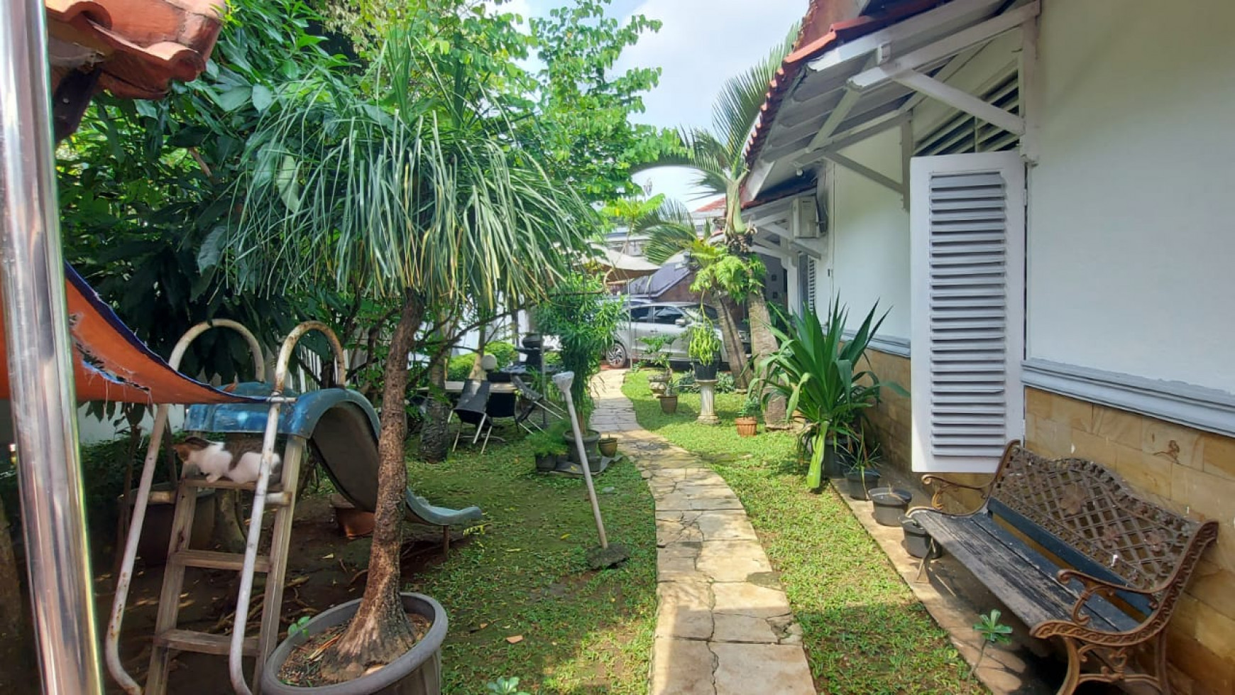 Rumah Strategis Dengan Bentuk Tanah Persegi @Jl Delman, Tanah Kusir