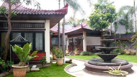 Dijual Cepat Rumah Besar Dengan Taman di Pondok Mutiara Regency