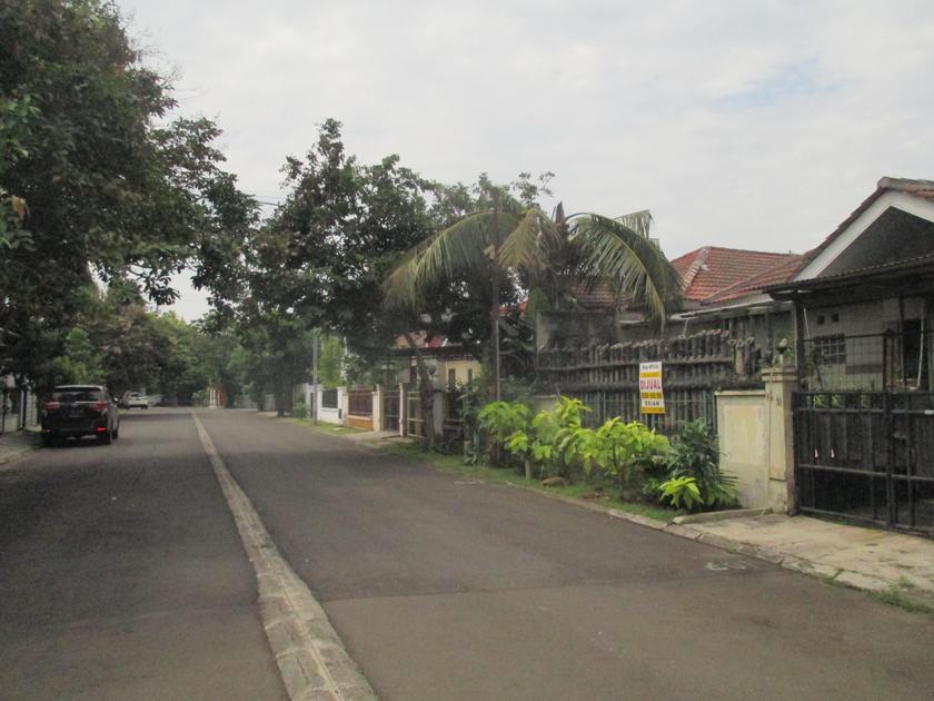 Dijual rumah Kencana Loka BSD city. Jalan lebar depan rumah 2 jalur. Lokasi Tahap 1 BSD. dekat pintu masuk toll dan stasiun kereta Rawa Buntu.