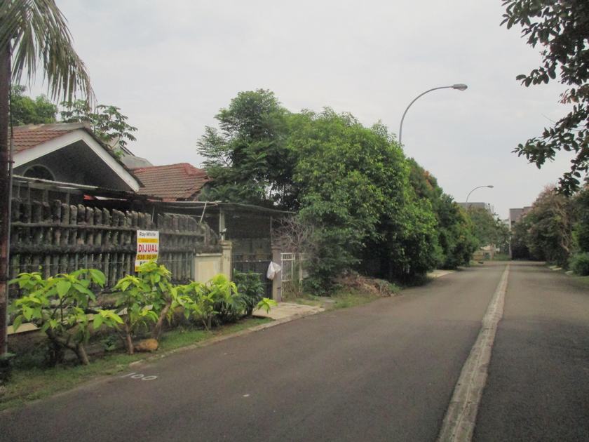 Dijual rumah Kencana Loka BSD city. Jalan lebar depan rumah 2 jalur. Lokasi Tahap 1 BSD. dekat pintu masuk toll dan stasiun kereta Rawa Buntu.