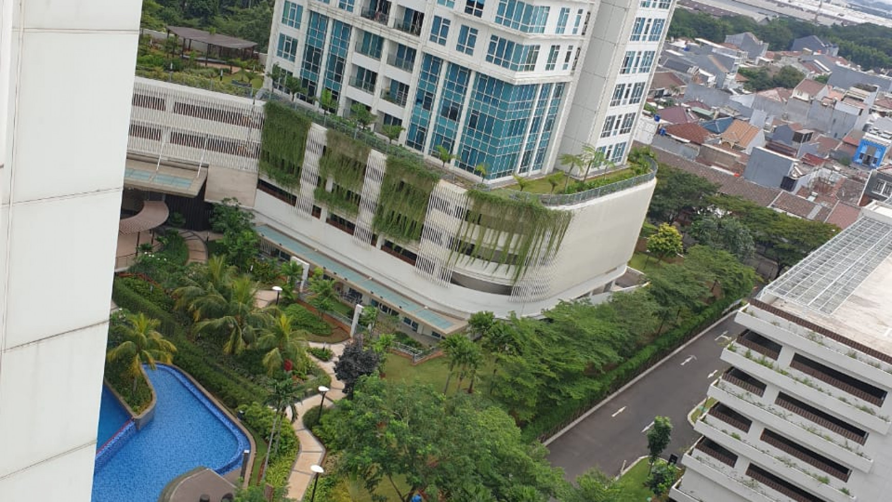 The Kenshington Apartement by Summarecon. Mewah. Nyaman. tempat Parkir banyak.