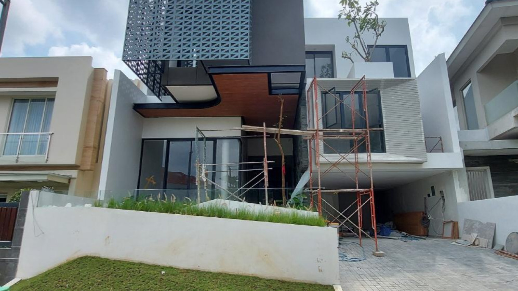 Dijual rumah Baru Gress Modern Split Level Design Waterfront Citraland 