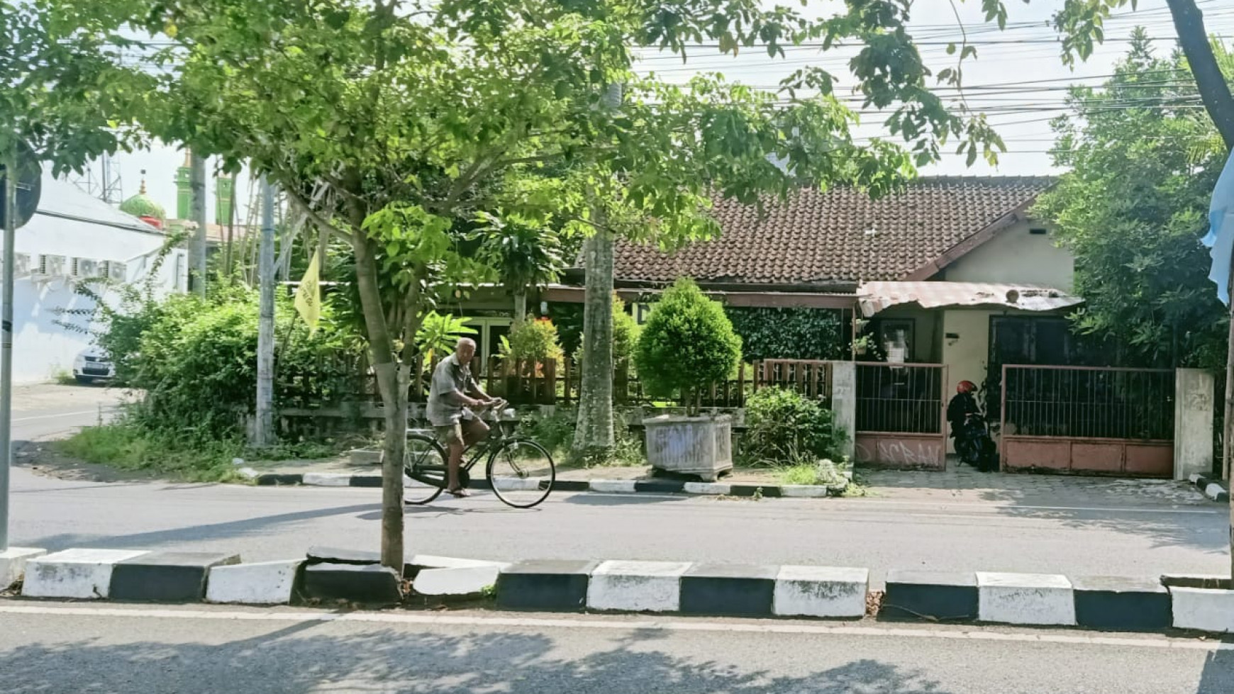 Tanah bonus Rumah tua pinggir jalan raya di Kodya Yogyakarta