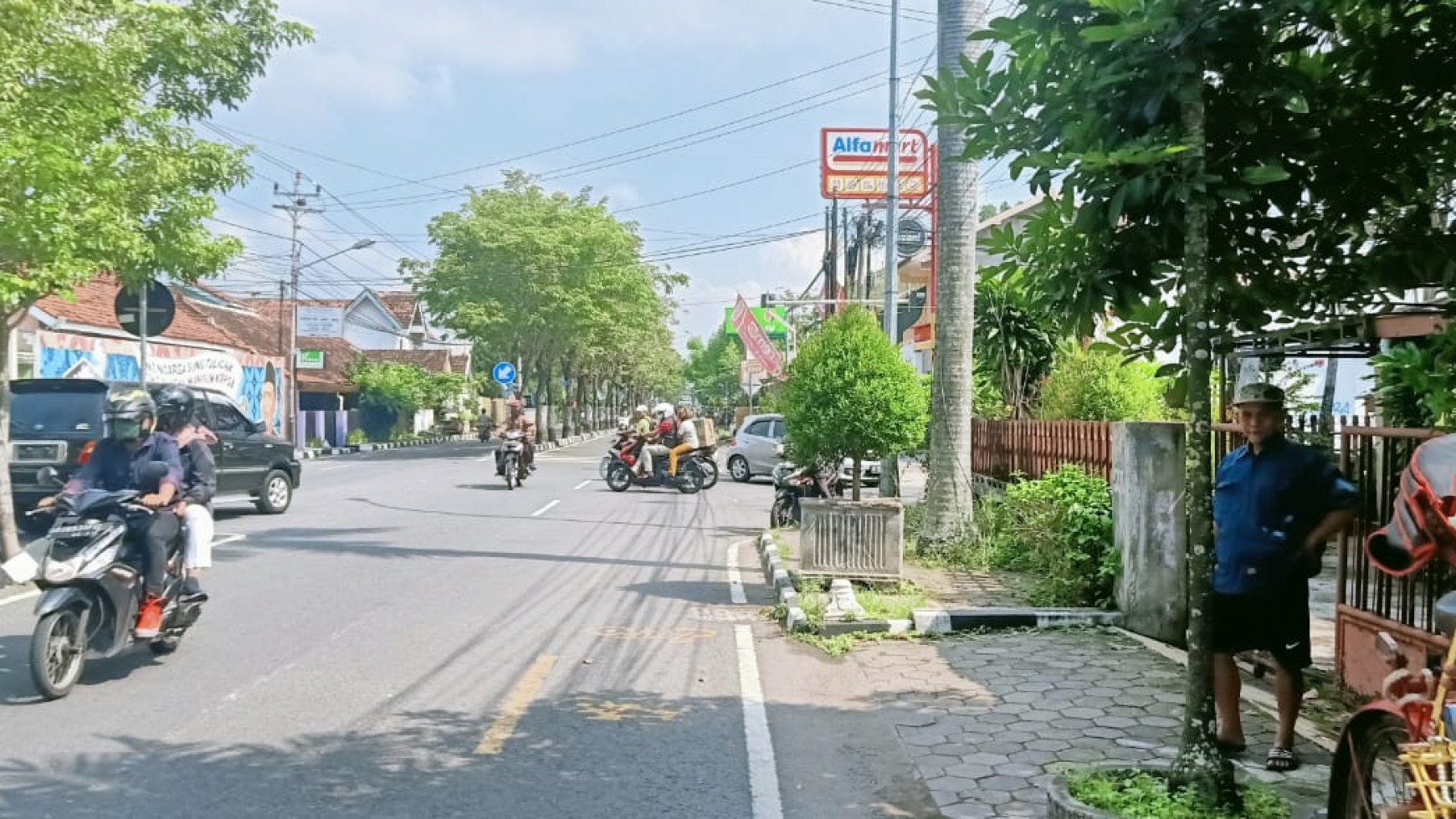 Tanah bonus Rumah tua pinggir jalan raya di Kodya Yogyakarta