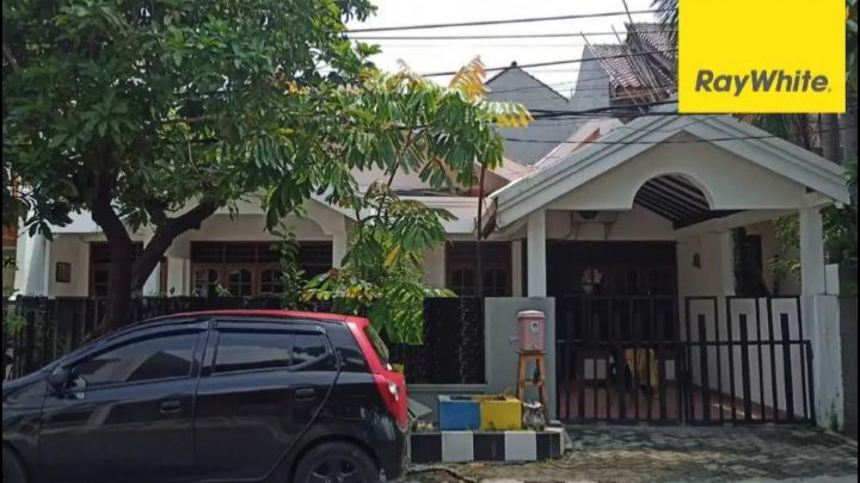 Rumah di Wisma Menanggal, Surabaya