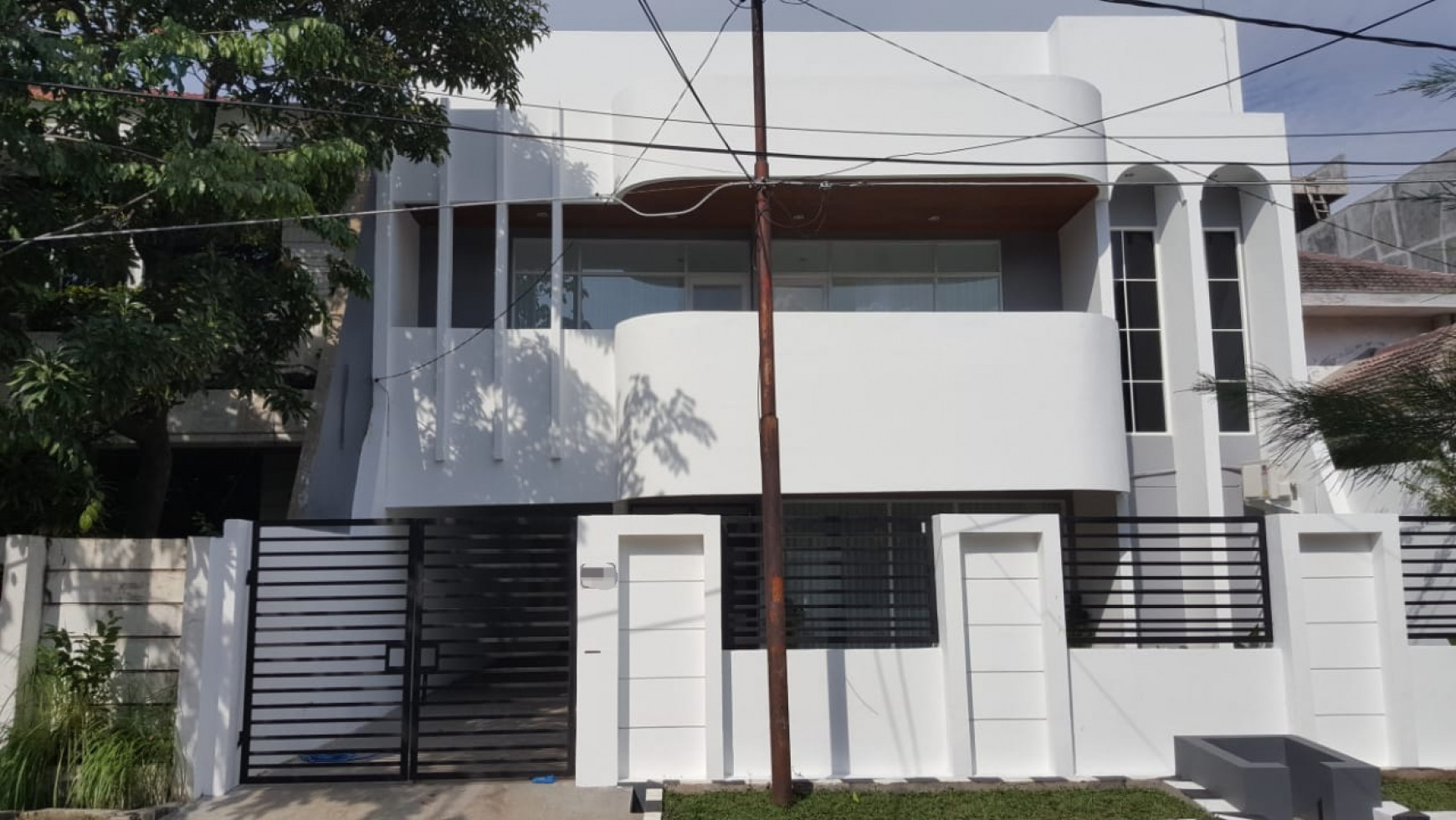 Dijual Rumah Cantik Baru Renov Full Interior Ciamik Dharmahusada Indah Surabaya Timur