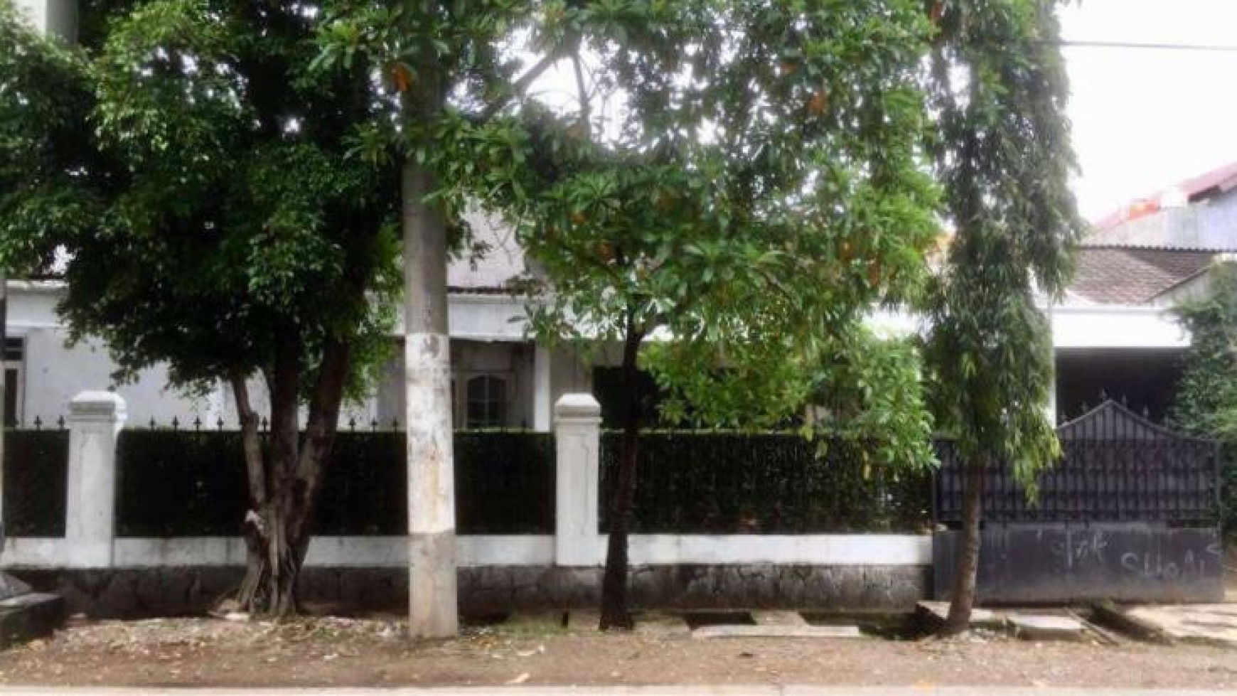 Rumah cantik,siap huni dalam komplek pertukangan.