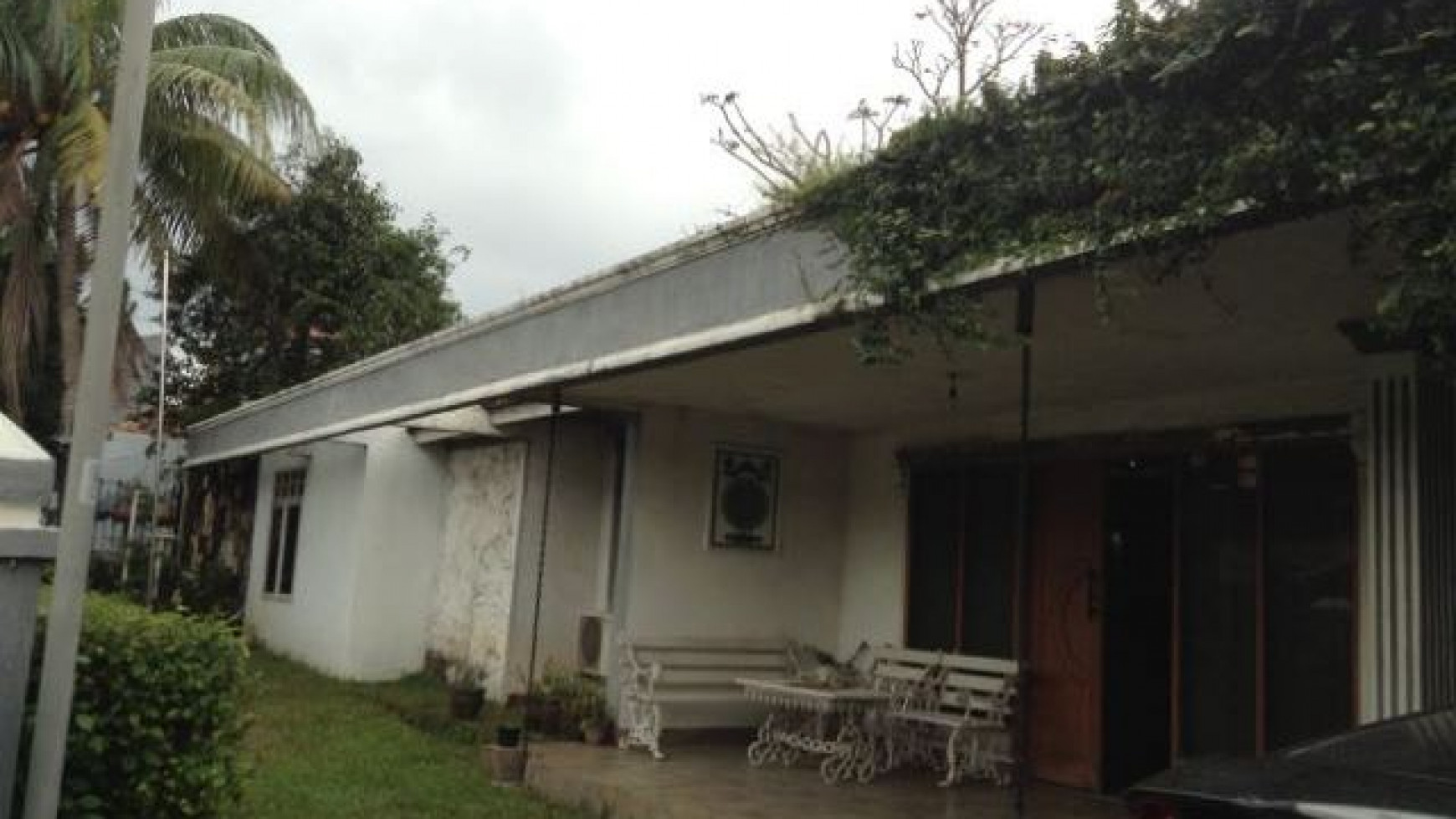 Rumah cantik,siap huni dalam komplek pertukangan.