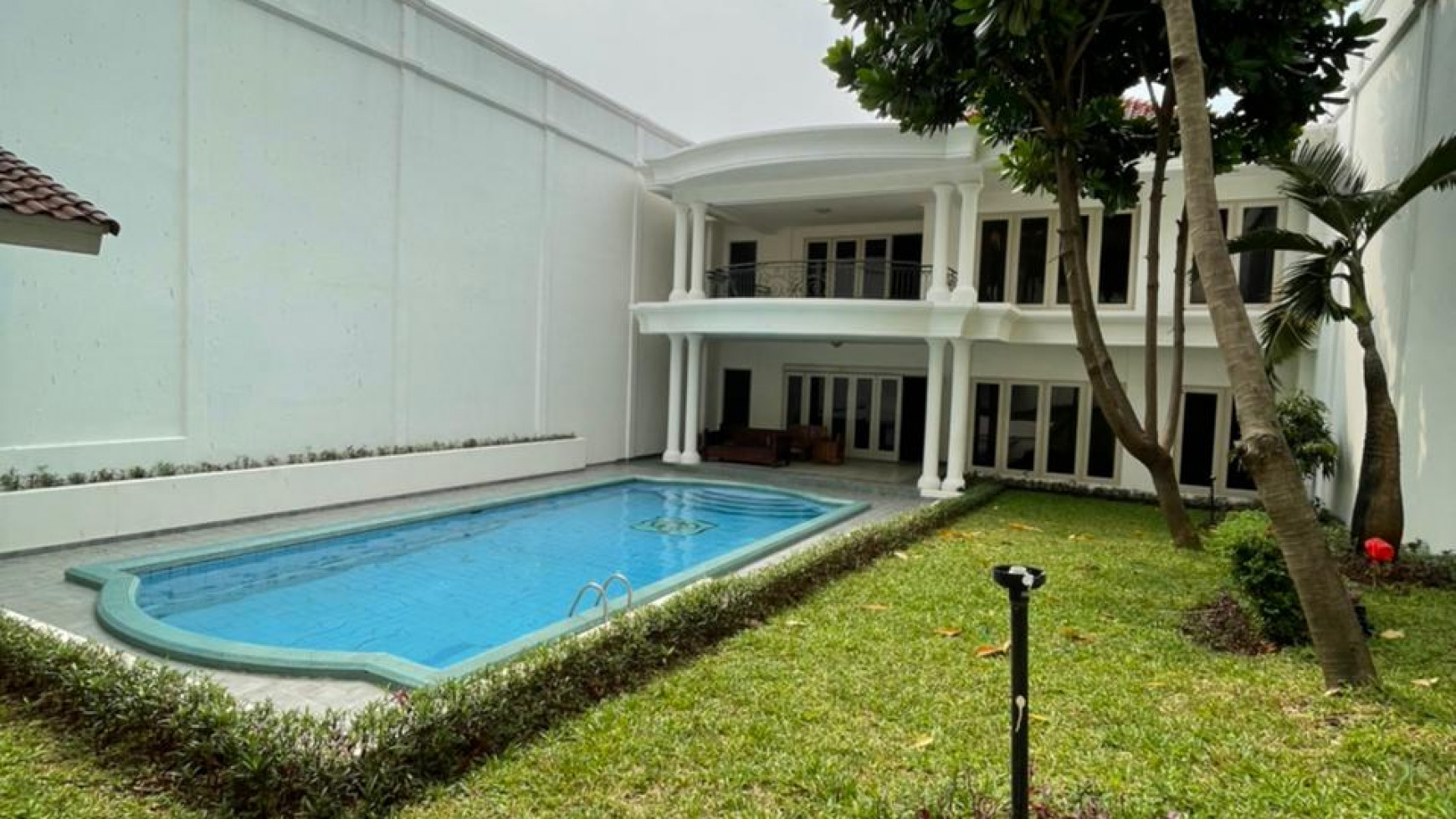 For sale rumah megah 2 lantai dengan kolam renang area cipete dekat antasari