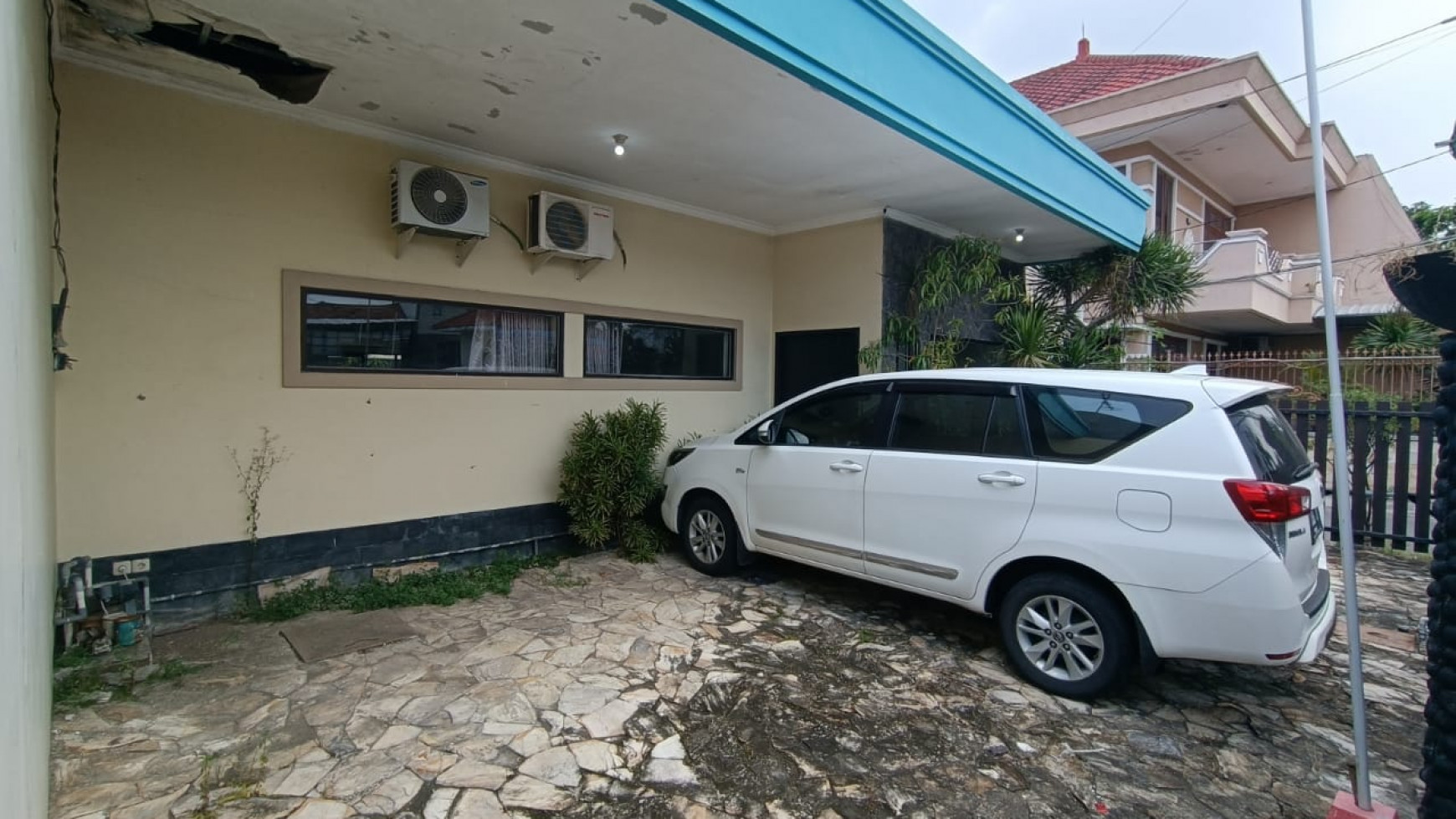 Rumah Kalibokor Selatan dengan Kolam Ikan