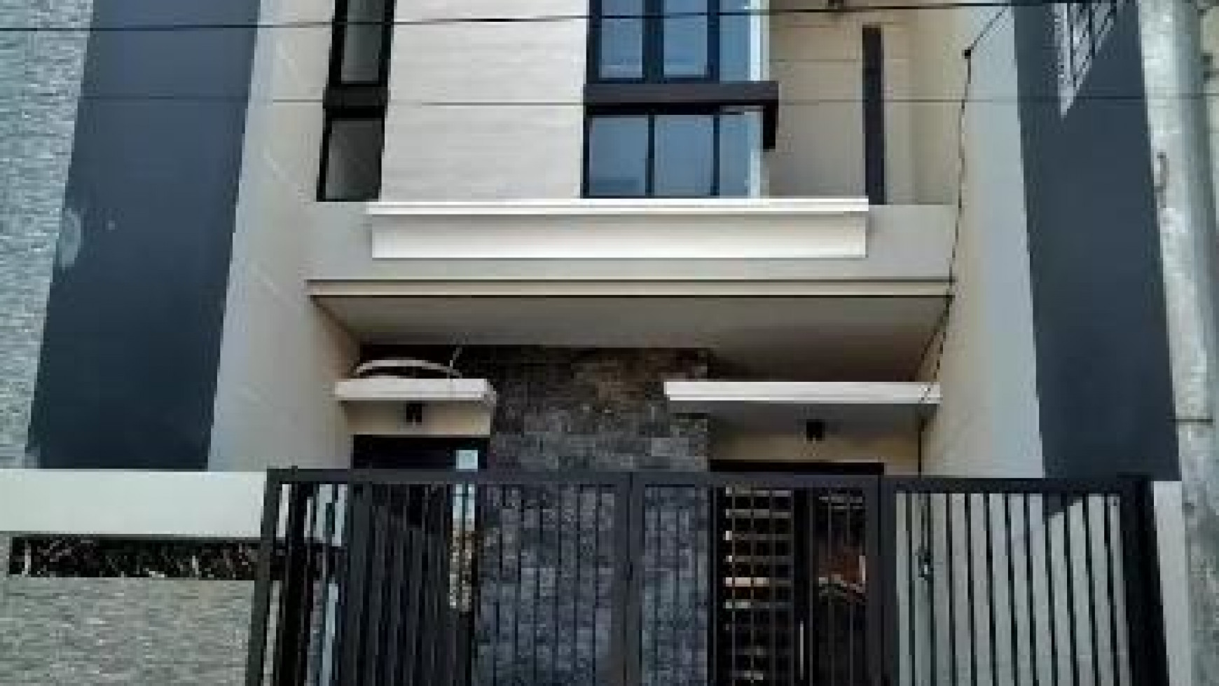 Rumah 2 lantai di Kutisari Utara, Surabaya