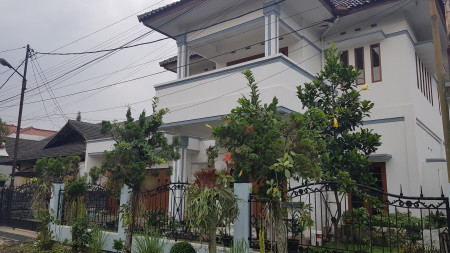 Rumah Besar dan Terawat di Arcamanik Jalan Golf