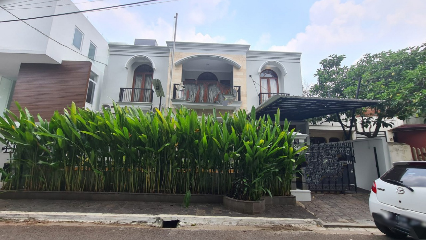 Rumah cantik di Pondok indah terkesan nyaman ada halaman depan dan belakang