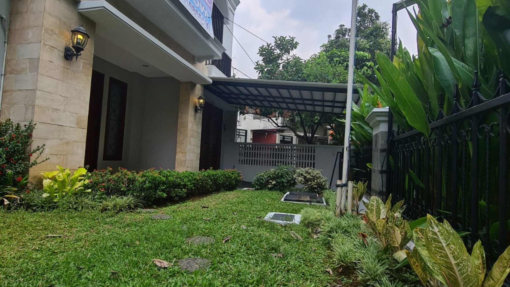 Rumah cantik di Pondok indah terkesan nyaman ada halaman depan dan belakang