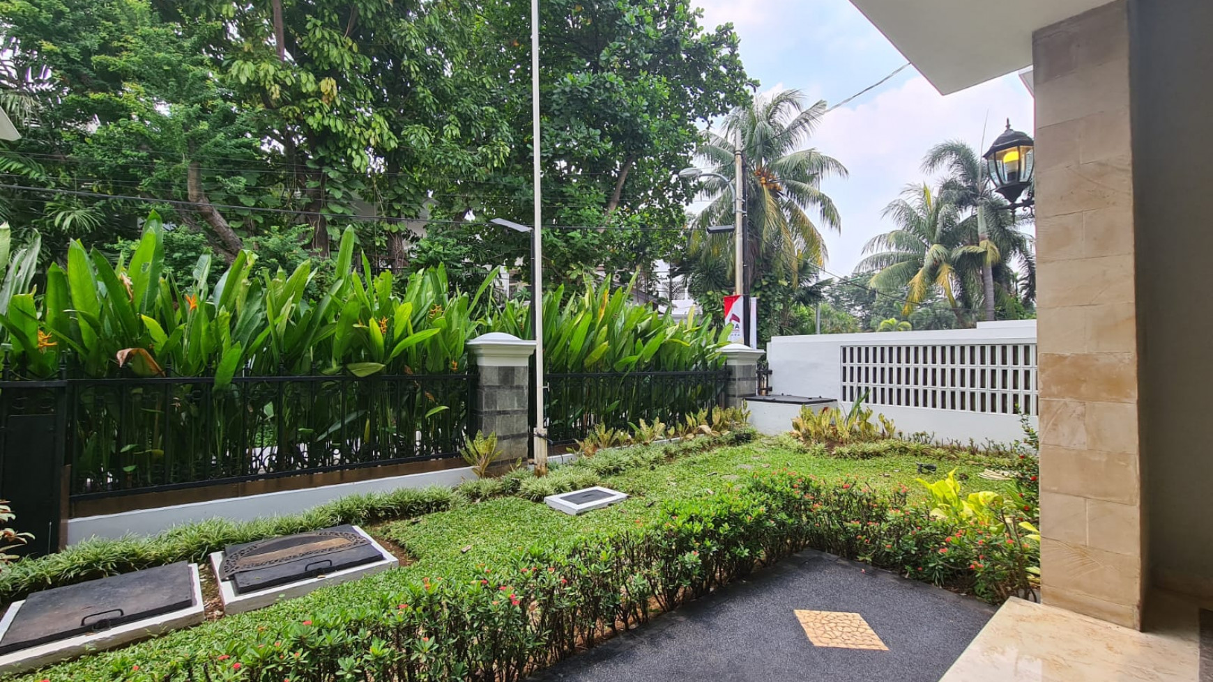 Rumah cantik di Pondok indah terkesan nyaman ada halaman depan dan belakang