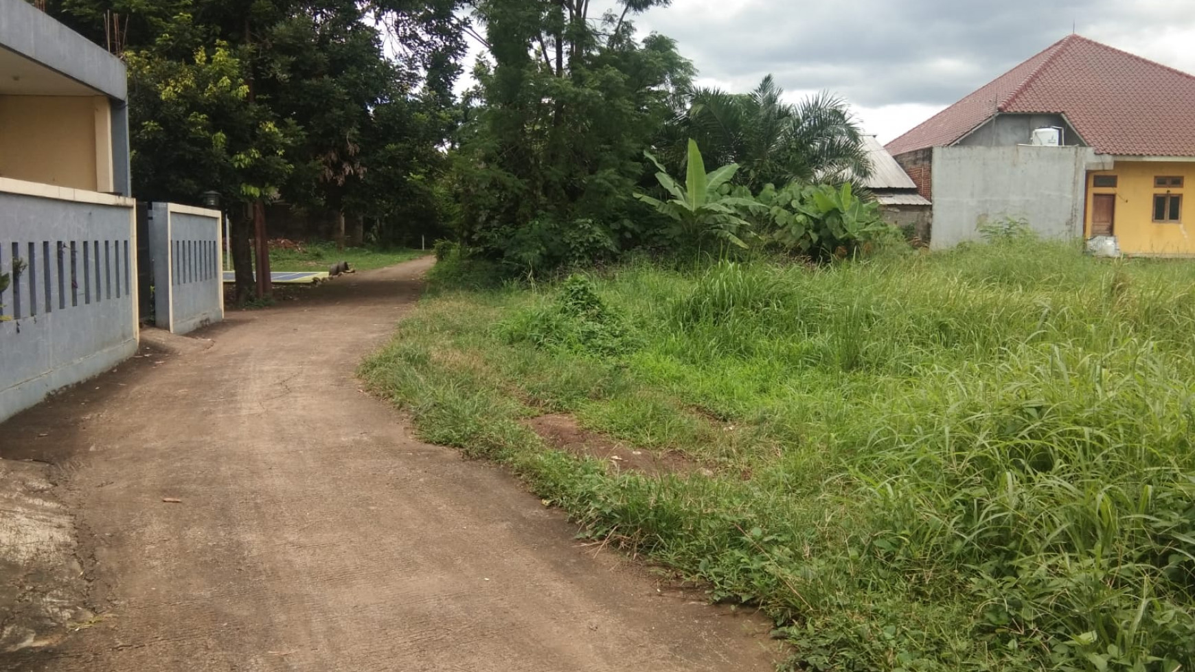 Tanah di Cibubur, masuk dua mobil, cocok sekali untuk bangun town house, harga nego