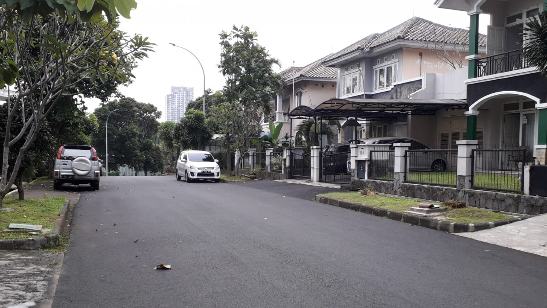 Rumah 2 lantai, bagus, bebas banjir di Rempoa - Jaksel